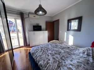 Ένα ή περισσότερα κρεβάτια σε δωμάτιο στο Kalpazo Bloom Tirana