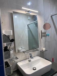 Ένα μπάνιο στο Kalpazo Bloom Tirana +31 φωτογραφίες