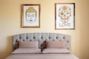 a couch with two framed pictures on the wall at [3' a piedi dal mare] CASITA DEL MAR...Mare & Arte in Grottammare