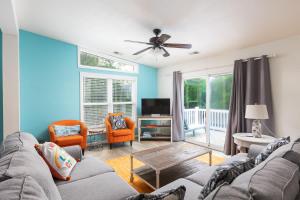 Μια τηλεόραση ή/και κέντρο ψυχαγωγίας στο Pool & Spa Game Rm Walking Distance to Beach & Shops