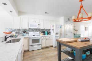 Η κουζίνα ή μικρή κουζίνα στο Pool & Spa Game Rm Walking Distance to Beach & Shops