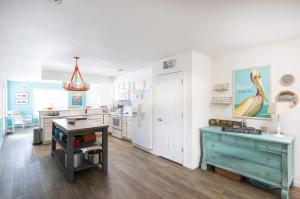 Η κουζίνα ή μικρή κουζίνα στο Pool & Spa Game Rm Walking Distance to Beach & Shops