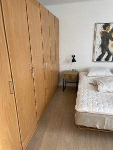 Ένα ή περισσότερα κρεβάτια σε δωμάτιο στο Oksbøl bymidte