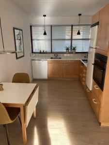 Η κουζίνα ή μικρή κουζίνα στο Oksbøl bymidte