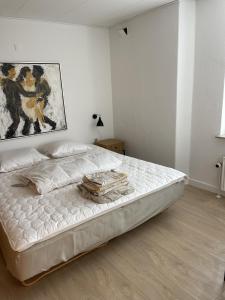 Ένα ή περισσότερα κρεβάτια σε δωμάτιο στο Oksbøl bymidte