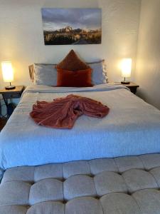 Auf einem Bett liegt eine Decke, daneben stehen zwei Lampen. in der Unterkunft Heart of Sedona Hideaway in the Desert in Sedona