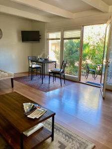 ein Wohnzimmer mit einem Tisch und Stühlen sowie einem großen Fenster in der Unterkunft Heart of Sedona Hideaway in the Desert in Sedona