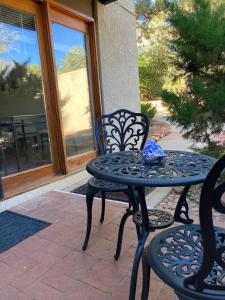 einen blauen Tisch und Stühle auf einer Terrasse in der Unterkunft Heart of Sedona Hideaway in the Desert in Sedona