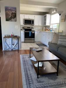 ein Wohnzimmer mit Sofa und Tisch in der Unterkunft Heart of Sedona Hideaway in the Desert in Sedona + 15 Fotos