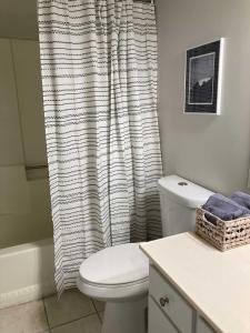 ein Badezimmer mit Toilette und Duschvorhang in der Unterkunft Heart of Sedona Hideaway in the Desert in Sedona