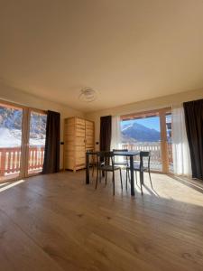 Nespecifikovaný výhled na hory nebo výhled na hory při pohledu z chaty