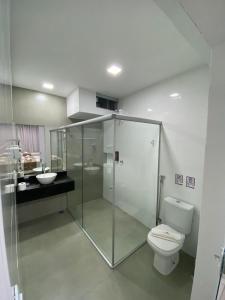 巴西利亚麦克斯酒店的带淋浴、马桶和水槽的浴室