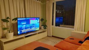 a living room with a flat screen tv in a window at Casa Mar de Ostende 3 Dormitorios 8 Pasajeros in Ostende