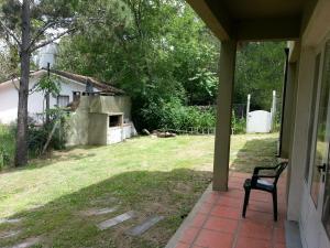 a chair sitting on a porch of a house at Casa Mar de Ostende 3 Dormitorios 8 Pasajeros in Ostende