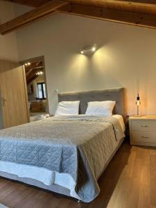 Postel nebo postele na pokoji v ubytování luxury lake view house kastoria + 26 fotografií