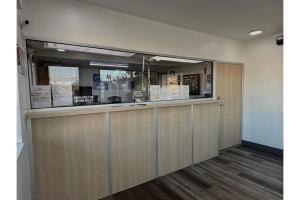 Kuchyň nebo kuchyňský kout v ubytování Super 7 Inn by Hotel O Dallas I 20