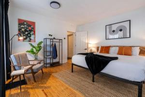 Ένα ή περισσότερα κρεβάτια σε δωμάτιο στο The Key Reno'd Historic Mansion 1 Mile to UF