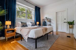 Ένα ή περισσότερα κρεβάτια σε δωμάτιο στο The Key Reno'd Historic Mansion 1 Mile to UF