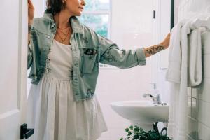 Ένα μπάνιο στο The Key Reno'd Historic Mansion 1 Mile to UF