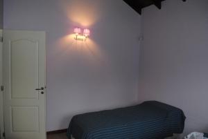 a bedroom with a bed and a light on the wall at Casa Mar de Ostende 3 Dormitorios 8 Pasajeros in Ostende