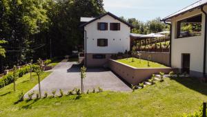 Κήπος έξω από το Villa Bagrem - Villa with private pool in nature