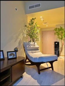 Un salón con una fila de sillas en una habitación. en The Poet Den with 120 inch screen, en Yas Island