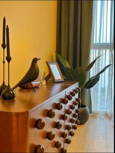 Una mesa con una estatuilla de pájaro encima. en The Poet Den with 120 inch screen, en Yas Island