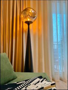 una lámpara sentada en una habitación con ventana en The Poet Den with 120 inch screen, en Yas Island