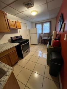 una cocina con estufa y refrigerador en Relaxing, Calming PR by Binghamton University, en Johnson City