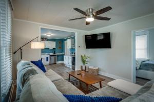 TV a/nebo společenská místnost v ubytování Lake Charlevoix Living Walk to Downtown Boyne City Just minutes to Boyne Mountain Resort