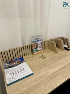 una mesa con un cartel encima en Palermo Central Rooms, en Palermo