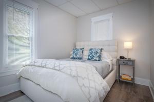 Postel nebo postele na pokoji v ubytování Lake Charlevoix Living Walk to Downtown Boyne City Just minutes to Boyne Mountain Resort