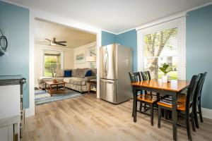 Kuchyň nebo kuchyňský kout v ubytování Lake Charlevoix Living Walk to Downtown Boyne City Just minutes to Boyne Mountain Resort