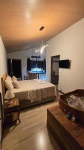 Μια τηλεόραση ή/και κέντρο ψυχαγωγίας στο Chalés Pedras e Madeiras