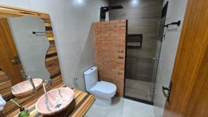 Ένα μπάνιο στο Chalés Pedras e Madeiras +16 φωτογραφίες