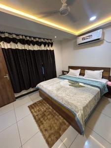 a bedroom with a large bed and a window at The Royal palace hotel in Phalodi