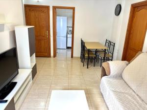 una sala de estar con un sofá y una mesa en Arucas Relax, en Arucas