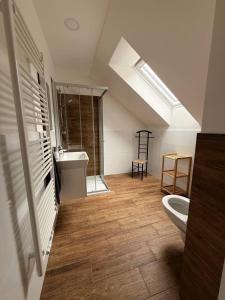 un baño en el ático con lavabo y aseo en Chata Vápenná, en Jeseník 98 fotos más