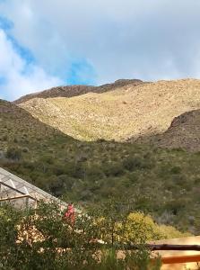 Nespecifikovaný výhled na hory nebo výhled na hory při pohledu z penzionu