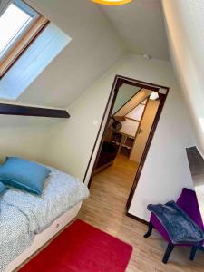 Postel nebo postele na pokoji v ubytování Beautiful Normandy Longere, billiards, heated pool + 39 fotografií