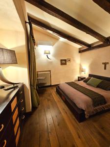 a bedroom with a large bed in a room at I Lari Castel Del Monte in Castel del Monte