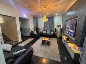 Televiisor ja/või meelelahutuskeskus majutusasutuses Welcome to Ilé Amor - The House of Love!