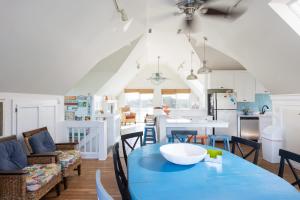 Posezení v ubytování Walk to Duck Soundfront w Pool Firepit Cornhole