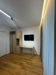een woonkamer met een tv aan de muur bij Knight Home in Voluntari +21 foto's