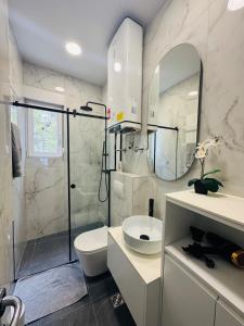 Koupelna v ubytování WhiteCity Suite + 15 fotografií