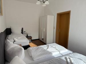 een slaapkamer met 2 bedden en een kast bij Ferienwohnungen in Röblingen 
