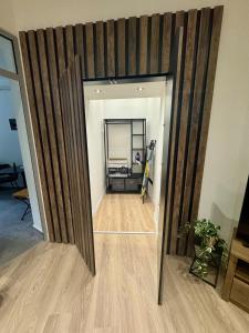 TV a/nebo společenská místnost v ubytování WhiteCity Suite