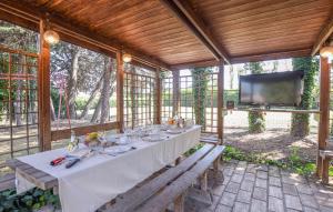 TV a/nebo společenská místnost v ubytování Villa con piscina Assisi