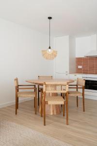 a dining room with a table and chairs at Casa Tester by FTV HOLIDAYS HOMES in Villaverde