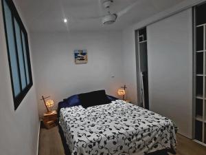 Una cama o camas en una habitación de appartement au bord de l'eau sxm 30 fotos más